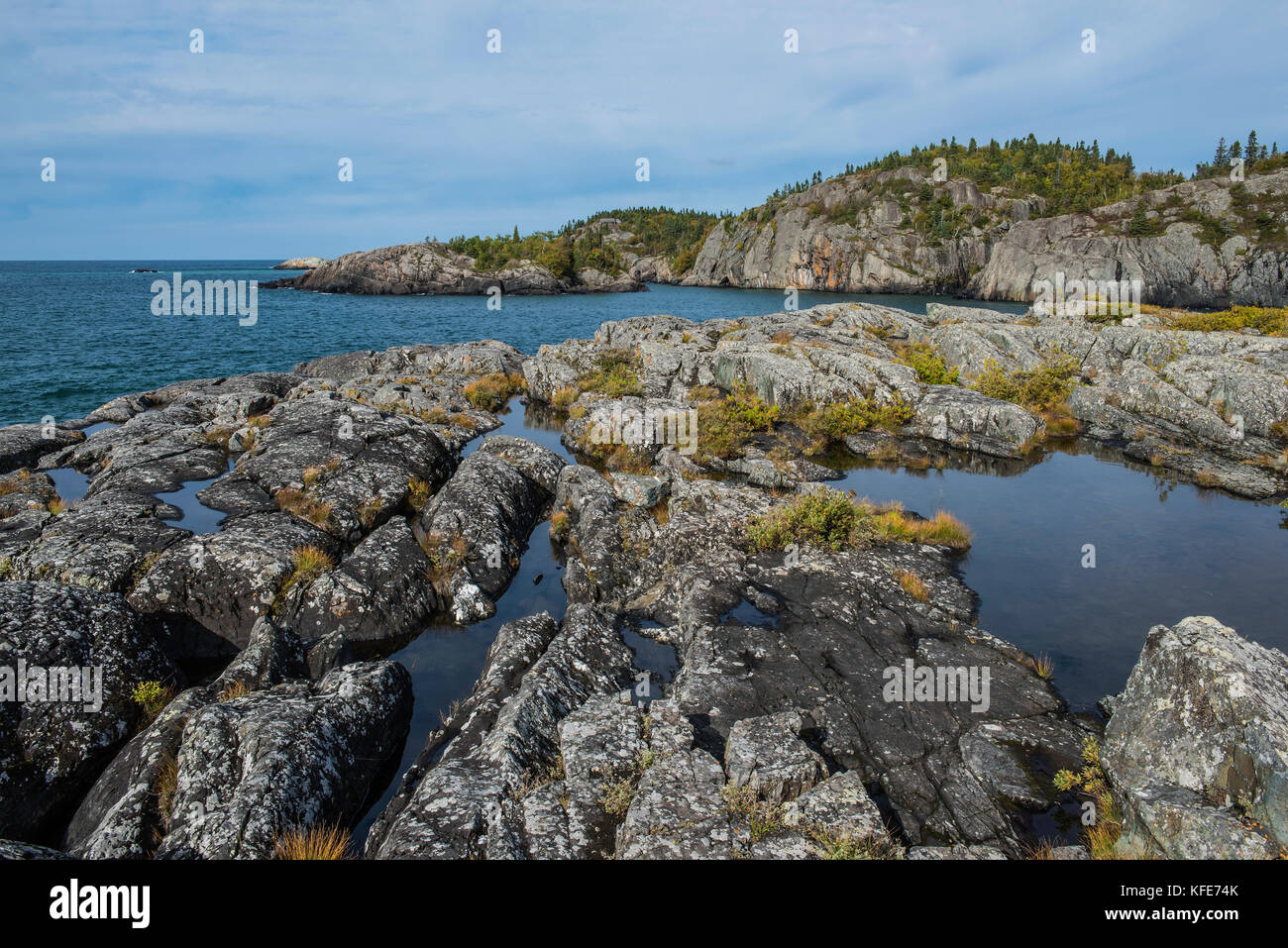 Des rives escarpées du lac Supérieur, le parc national Pukaskwa, Ontario, Canada par Bruce Montagne/Dembinsky Assoc Photo Banque D'Images