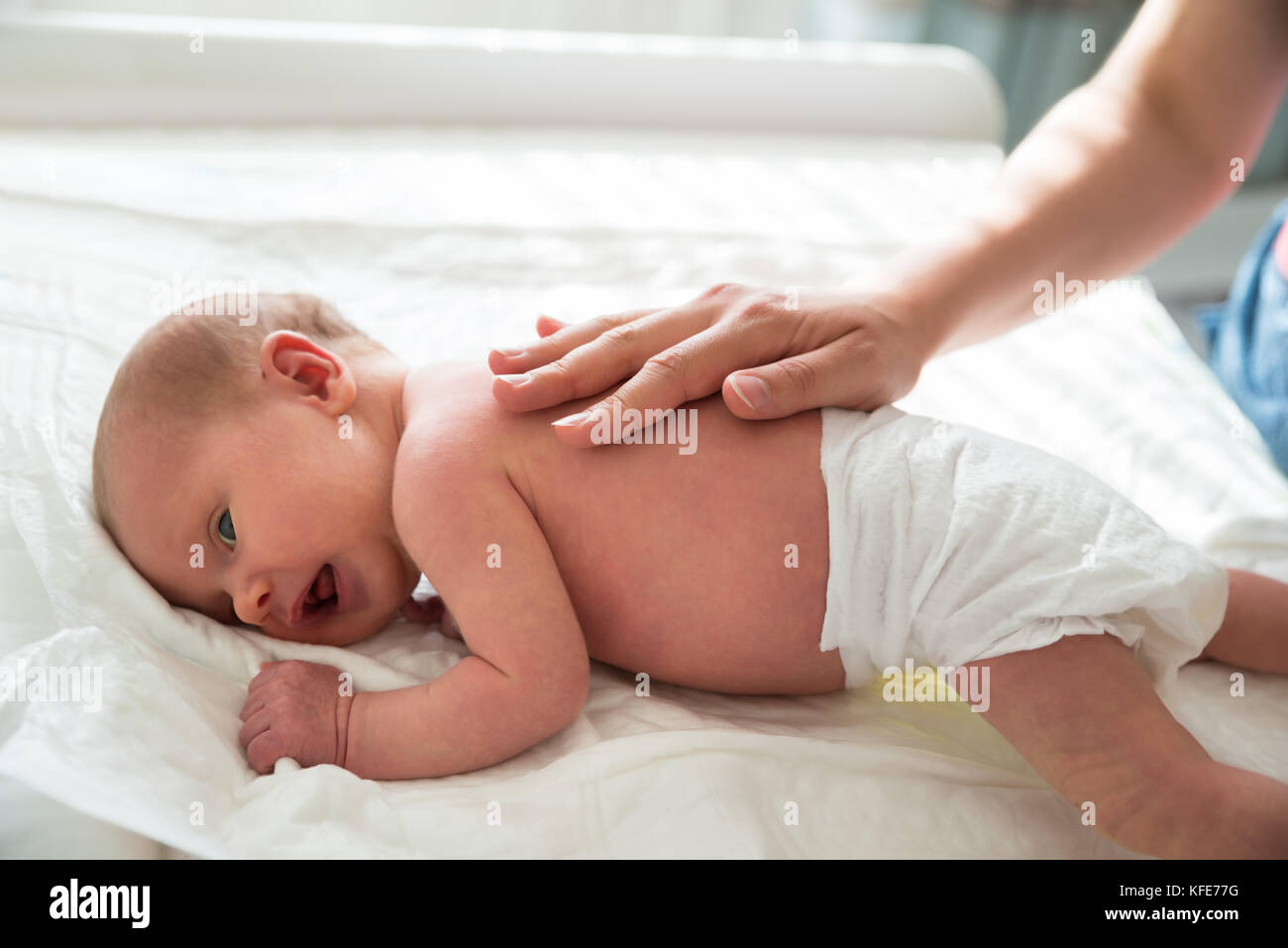 Gros plan d'Une mère patrant sur le dos d'un petit bébé mignon Banque D'Images