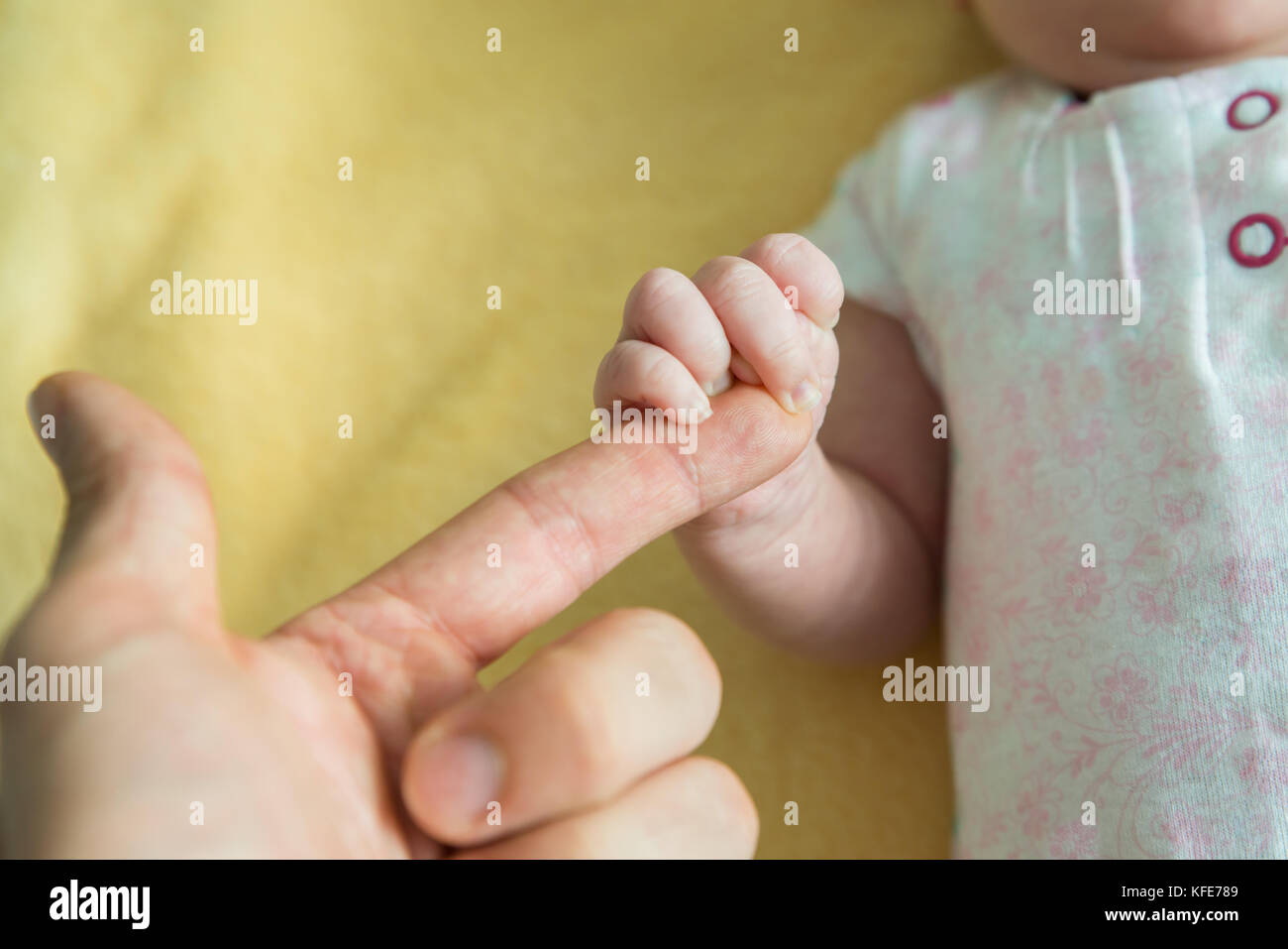 Gros plan d'Un nouveau-né tenant le doigt d'un parent Banque D'Images