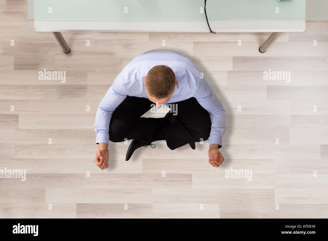 Portrait sur plancher de bois faisant office de méditation Banque D'Images