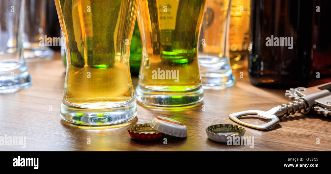 Des bouchons de bière et verres de bière dans un pub de fond. Gros plan sur les bouchons de bière Banque D'Images