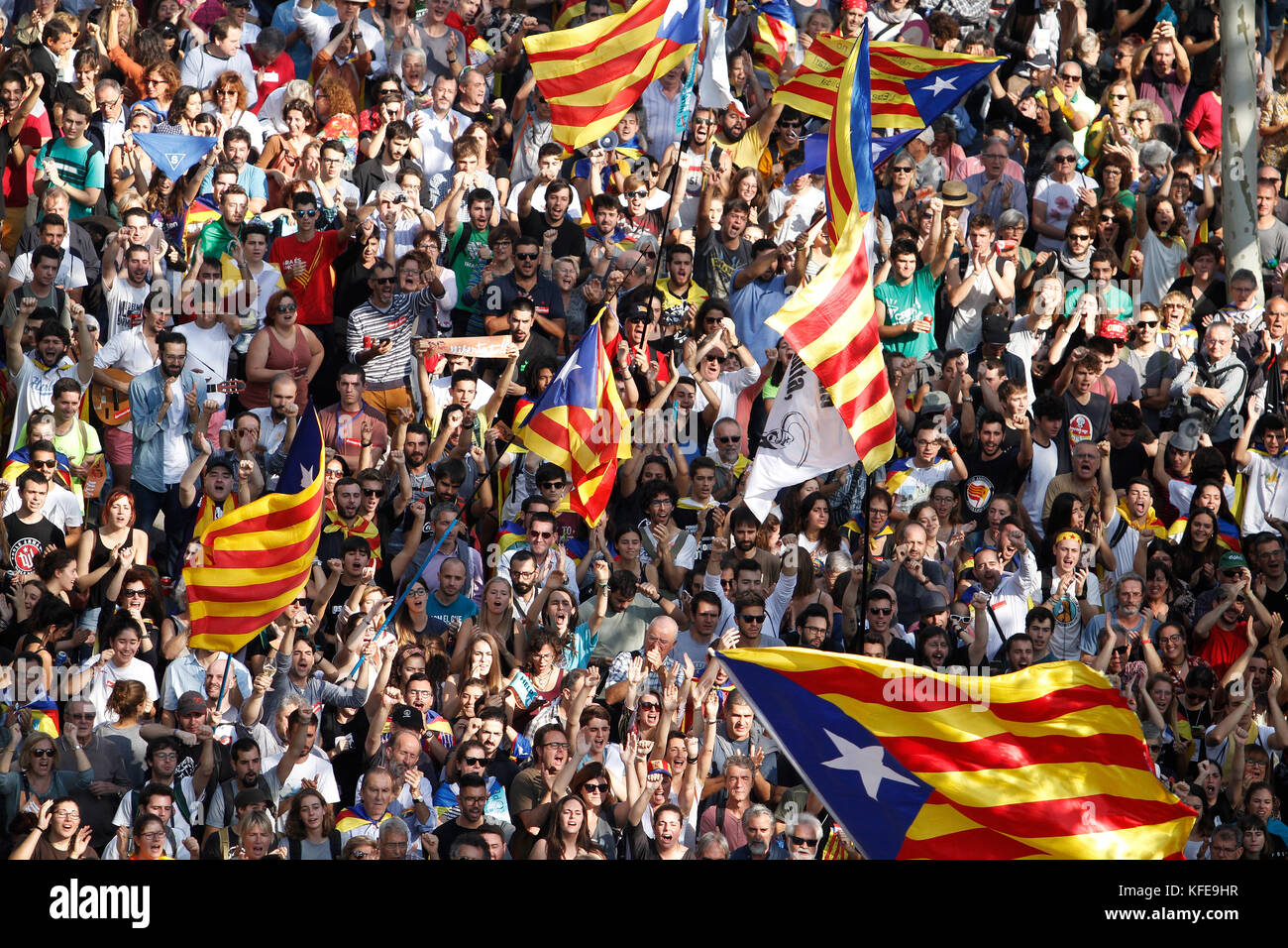 Partisans de l'indépendance catalane réagir à la nouvelle que le Parlement Catalan voix pour déclarer l'indépendance de l'Espagne. Les députés dans le parlement catalan Banque D'Images