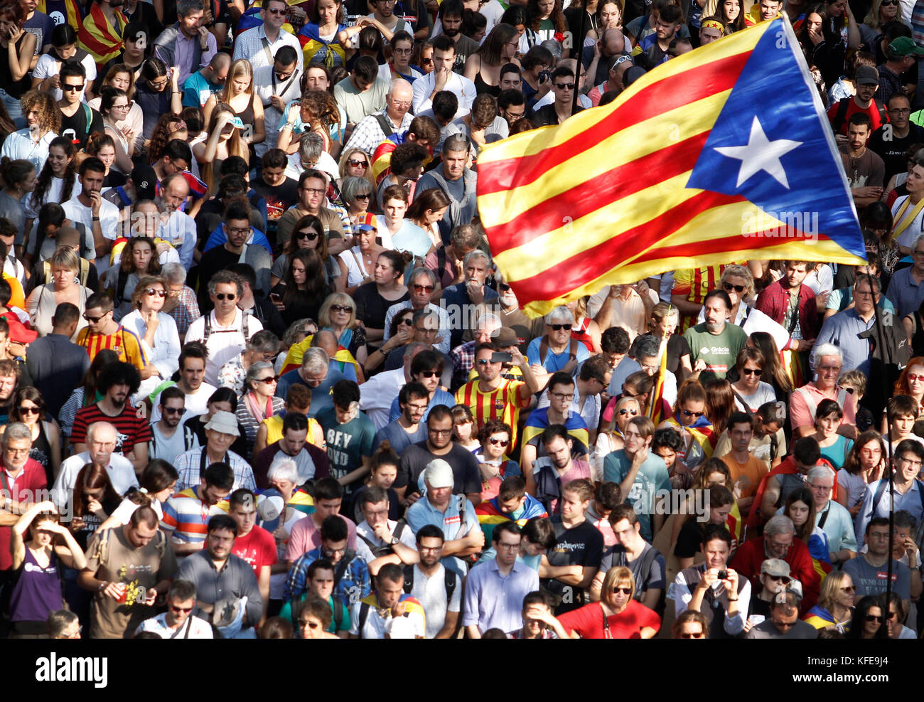 Partisans de l'indépendance catalane réagir à la nouvelle que le Parlement Catalan voix pour déclarer l'indépendance de l'Espagne. Les députés dans le parlement catalan Banque D'Images