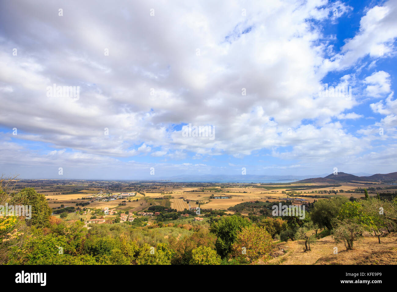 Vue sur le lac Trasimeno depuis Panicale en Ombrie, en Italie. Banque D'Images