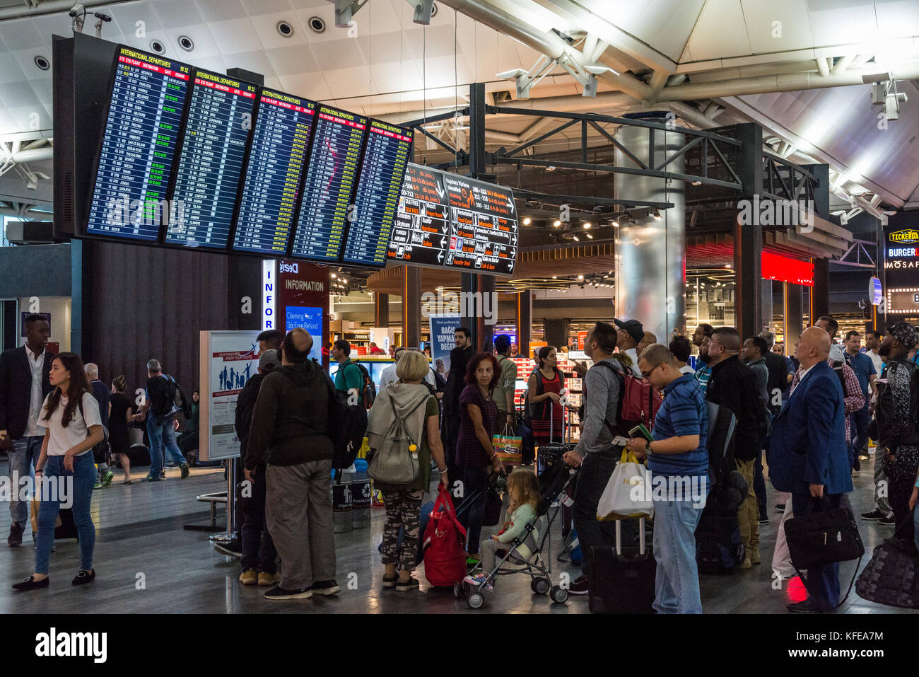 Les passagers de consulter l'horaire d'administration à l'aéroport d'Istanbul, Turquie. Banque D'Images