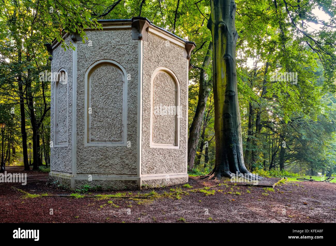 Ancienne maison de glace dans le parc du château à pszczyna. eiskeller à tour de style néo roman dans le parc de Torun, Pologne. Banque D'Images