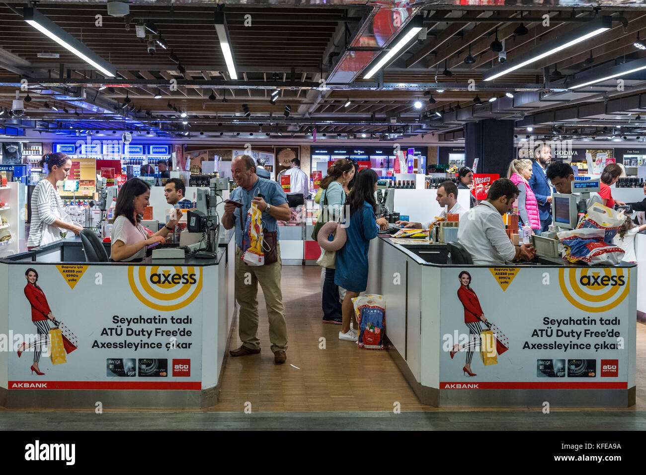 Les voyageurs au départ de boutique hors taxes. l'aéroport d'Istanbul, Turquie. Banque D'Images