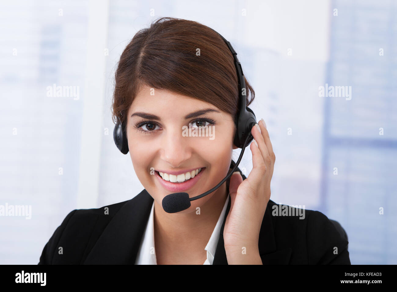 Portrait of young woman in office Banque D'Images