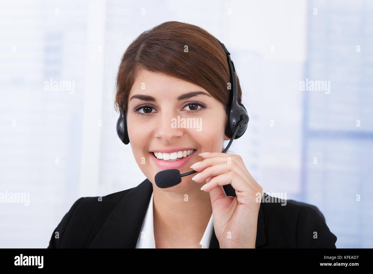 Portrait of young woman in office Banque D'Images