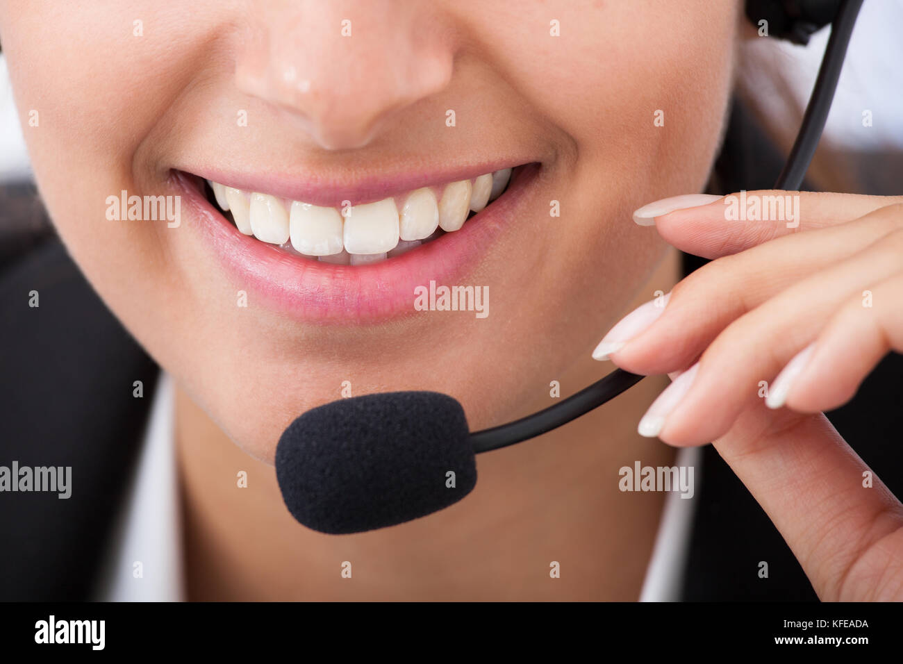 Portrait of smiling young businesswoman talking on headset Banque D'Images