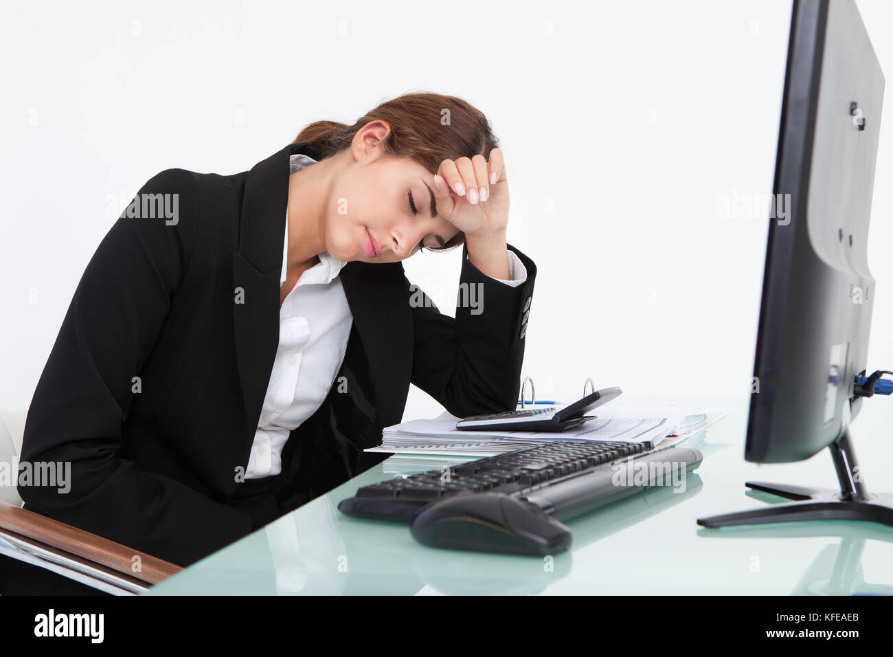L'accent sur les jeunes woman smiling at desk in office Banque D'Images