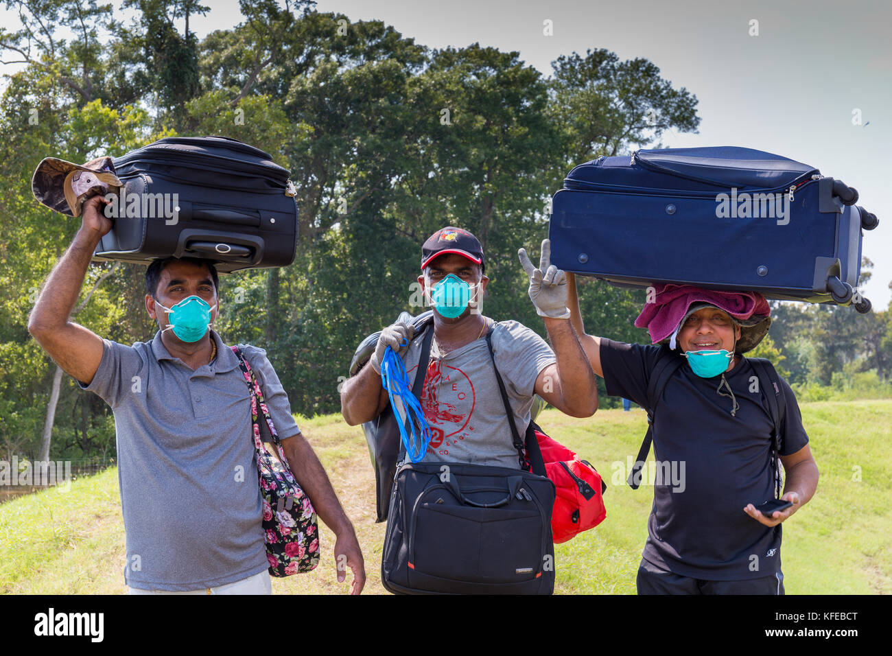 Démarrer les résidents de leur eau de nettoyage des maisons endommagées après l'ouragan Harvey et de fortes inondations. Banque D'Images