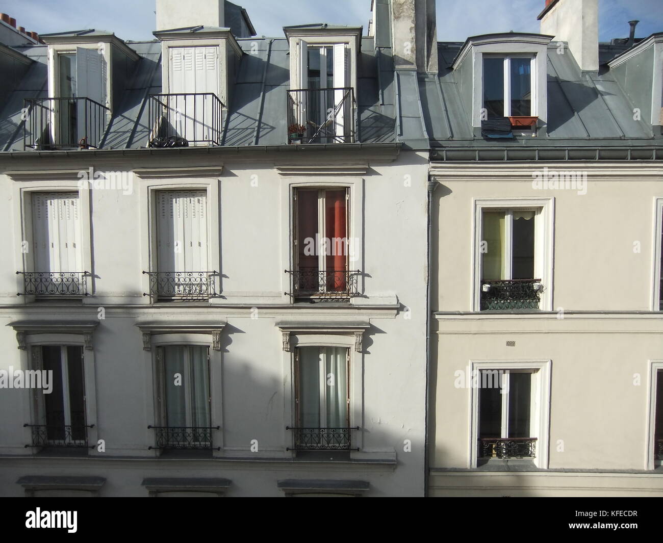 Un ensemble typique des appartements Français à Montmartre, à Paris, sur la rue Banque D'Images