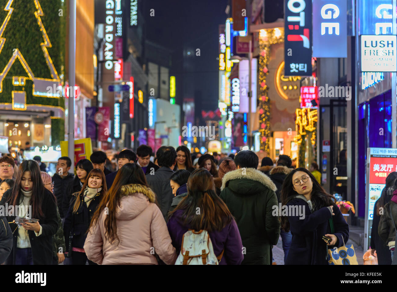 Séoul, Corée du Sud - 31 décembre 2016 - la foule de personnes qui anime l'une des principales rues de Séoul pendant la saison de vacances Banque D'Images