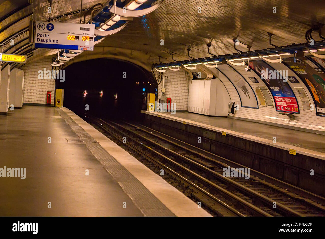 PARIS, FRANCE - JUIN 2014 : tunnel sur la station de métro à Paris Banque D'Images