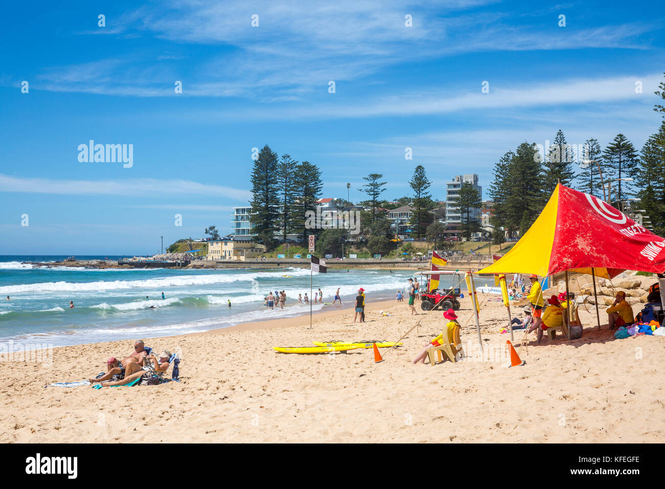 Pourquoi Dee beach sur plages du nord de Sydney et de sauveteurs et de l'équipement de sauvetage de surf,drapeaux Sydney, Australie Banque D'Images