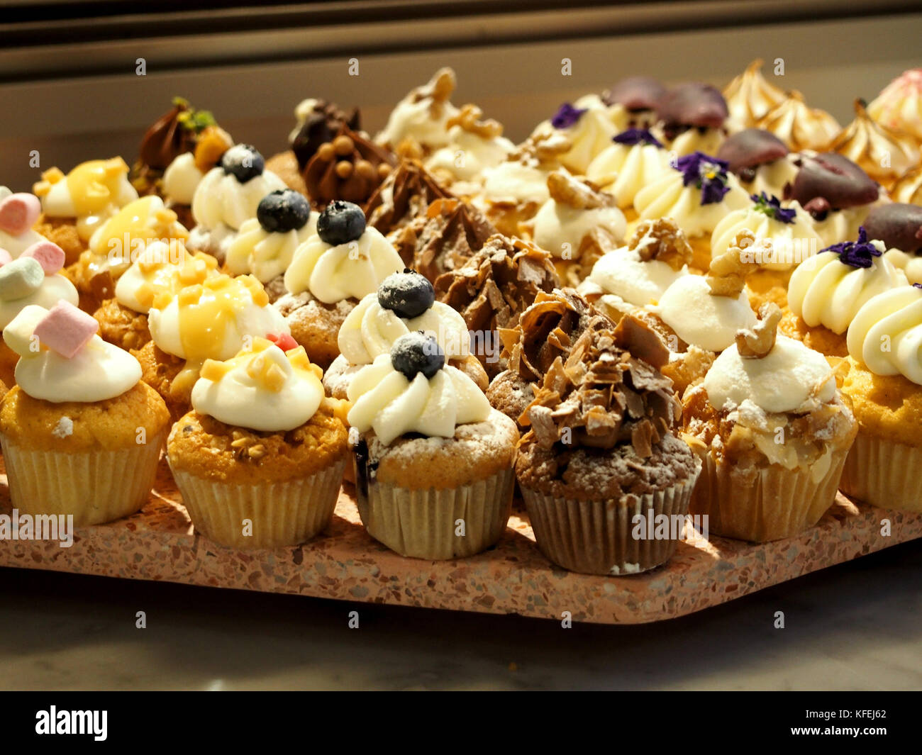Petits Gateaux Au Chocolat Allemand Sur Le Stand A Patisserie Photo Stock Alamy