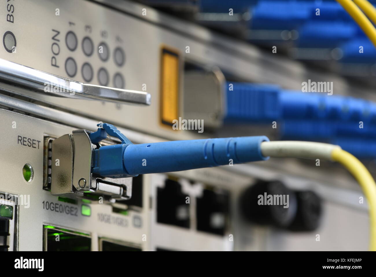 Cordons fibre optique connecté à l'unité de la ligne passive, la technologie de l'information dans internet des objets périphériques Banque D'Images