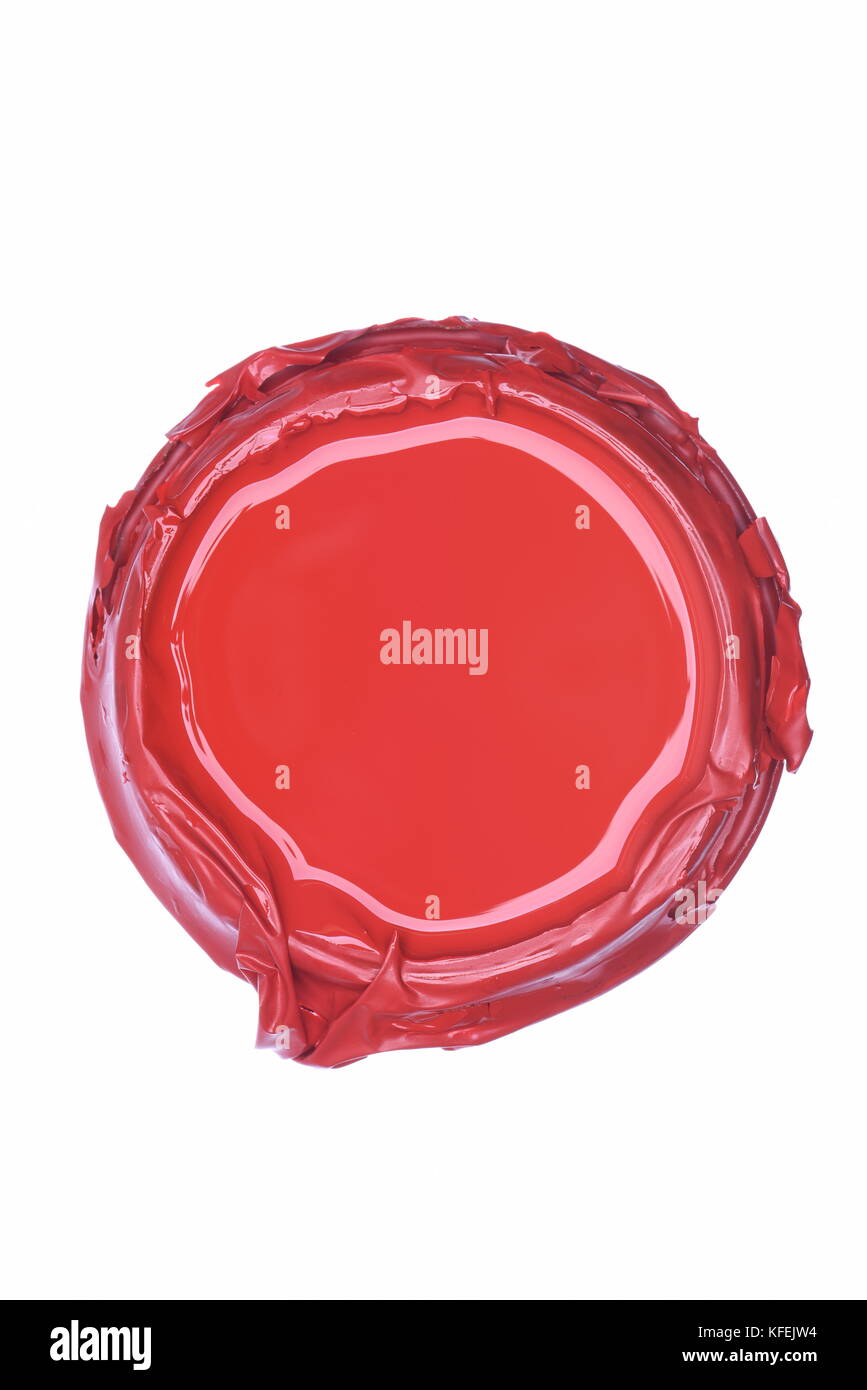 Utilisé de la peinture rouge pouvez couvercle isolé sur fond blanc, vue du dessus Banque D'Images