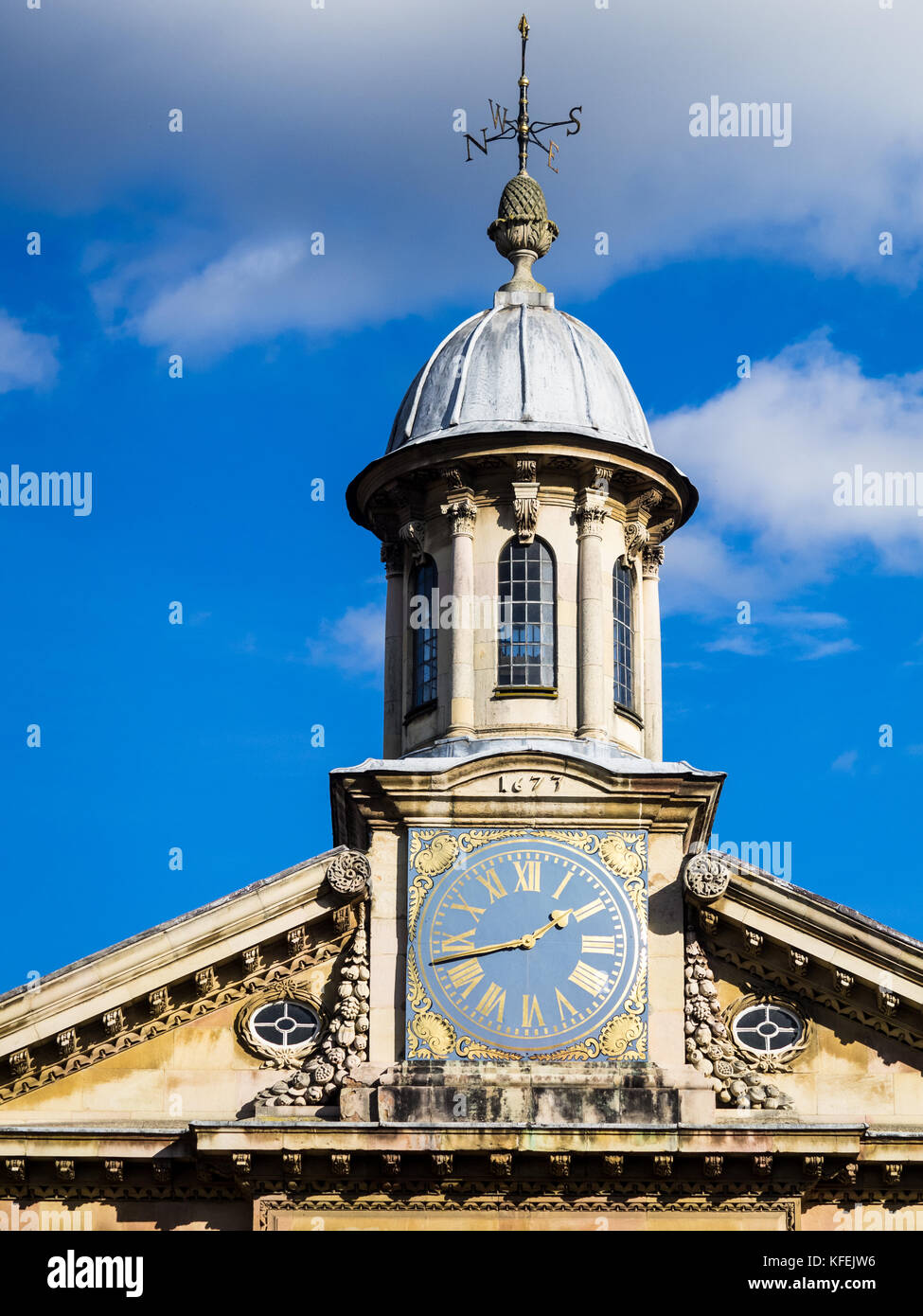 L'horloge dans la cour avant d'Emmanuel College, qui fait partie de l'Université de Cambridge, Royaume-Uni. Le collège a été fondé en 1584. Architecte : Wren Banque D'Images L'horloge dans la cour avant d'Emmanuel College, qui fait partie de l'Université de Cambridge, Royaume-Uni. Le collège a été fondé en 1584. Architecte : Wren Banque D'Images