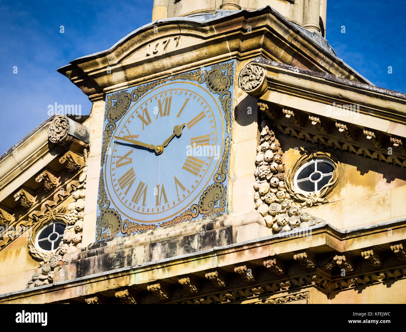 L'horloge dans la cour avant d'Emmanuel College, qui fait partie de l'Université de Cambridge, Royaume-Uni. Le collège a été fondé en 1584. Architecte : Wren Banque D'Images L'horloge dans la cour avant d'Emmanuel College, qui fait partie de l'Université de Cambridge, Royaume-Uni. Le collège a été fondé en 1584. Architecte : Wren Banque D'Images