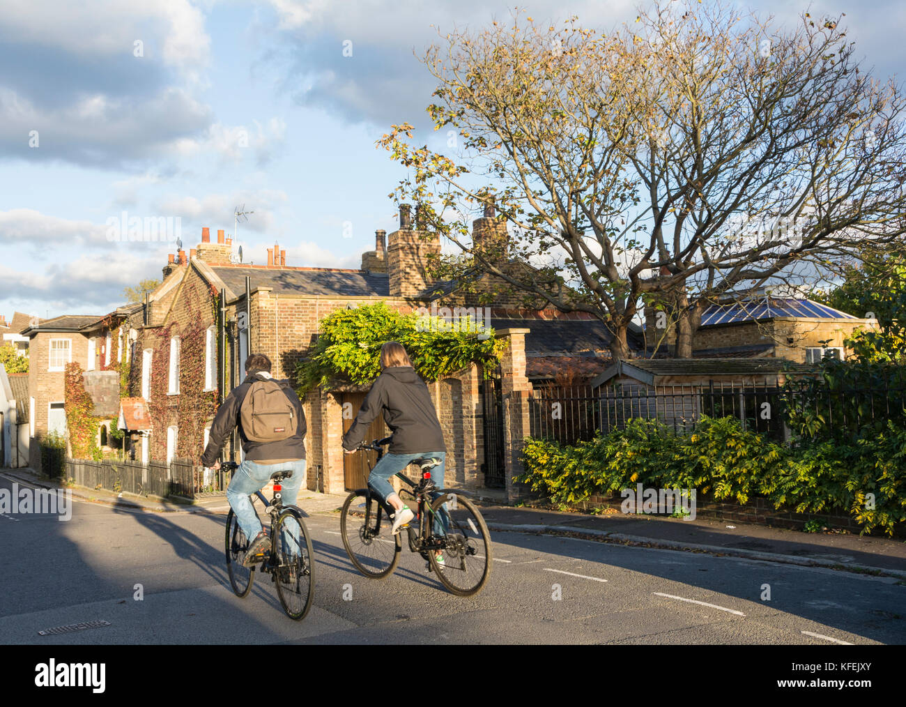 Un homme et une femme faisant du vélo le long de Chiswick Mall, Londres, W4, Angleterre, Royaume-Uni Banque D'Images