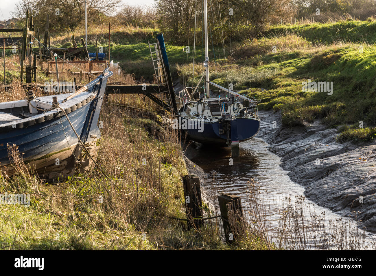 Un matin d'automne à pied le long de la rivière wyre à skippool Creek près de poulton-le-fylde où le ruisseau est le foyer de bateaux à voile loisirs Banque D'Images