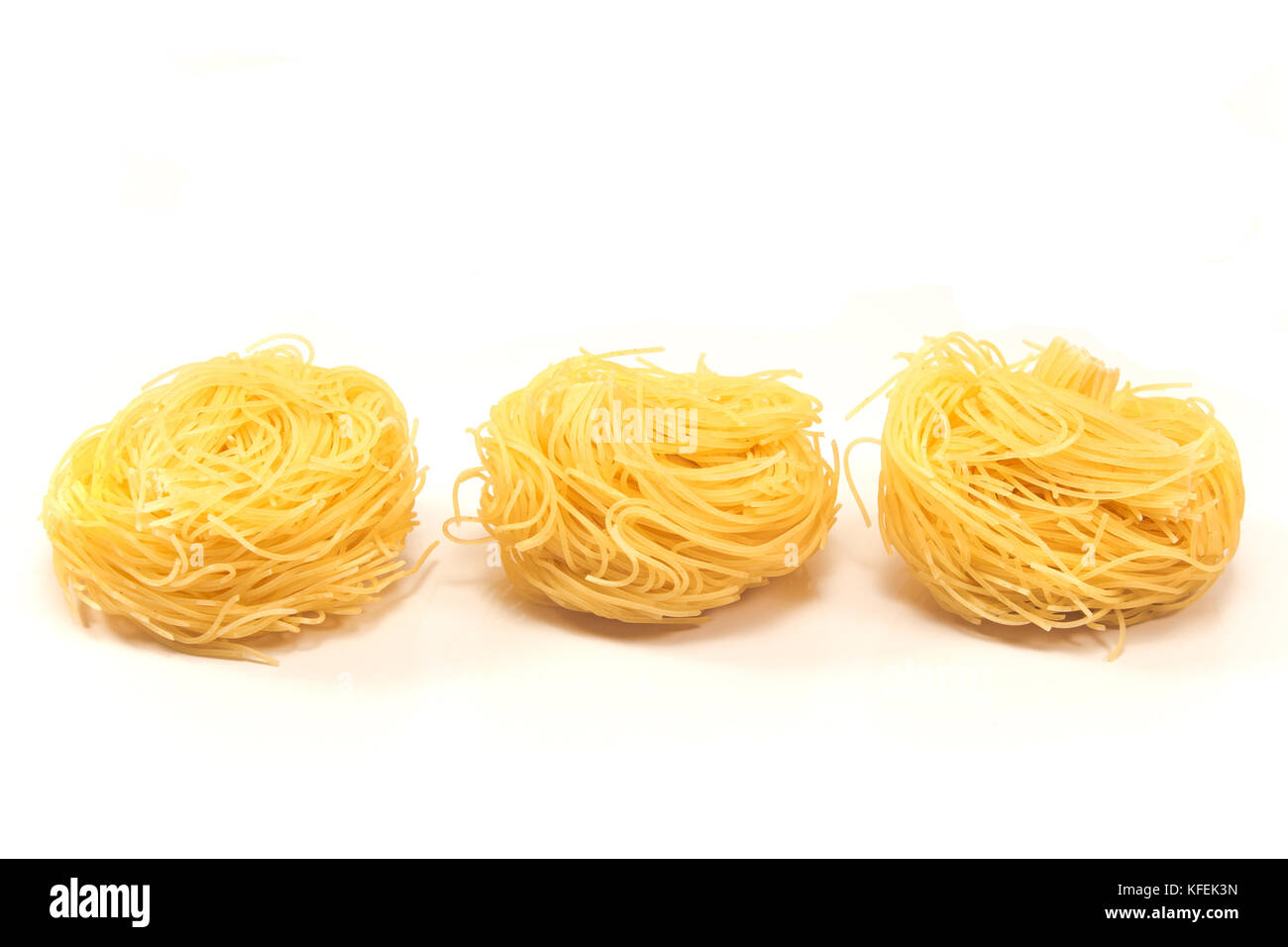 Les nids de pâtes vermicelles isolated on white Banque D'Images
