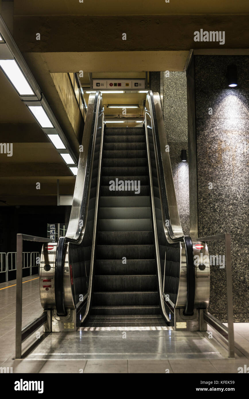 La station de métro dans l'escalator dans le centre de Bruxelles, Belgique Banque D'Images