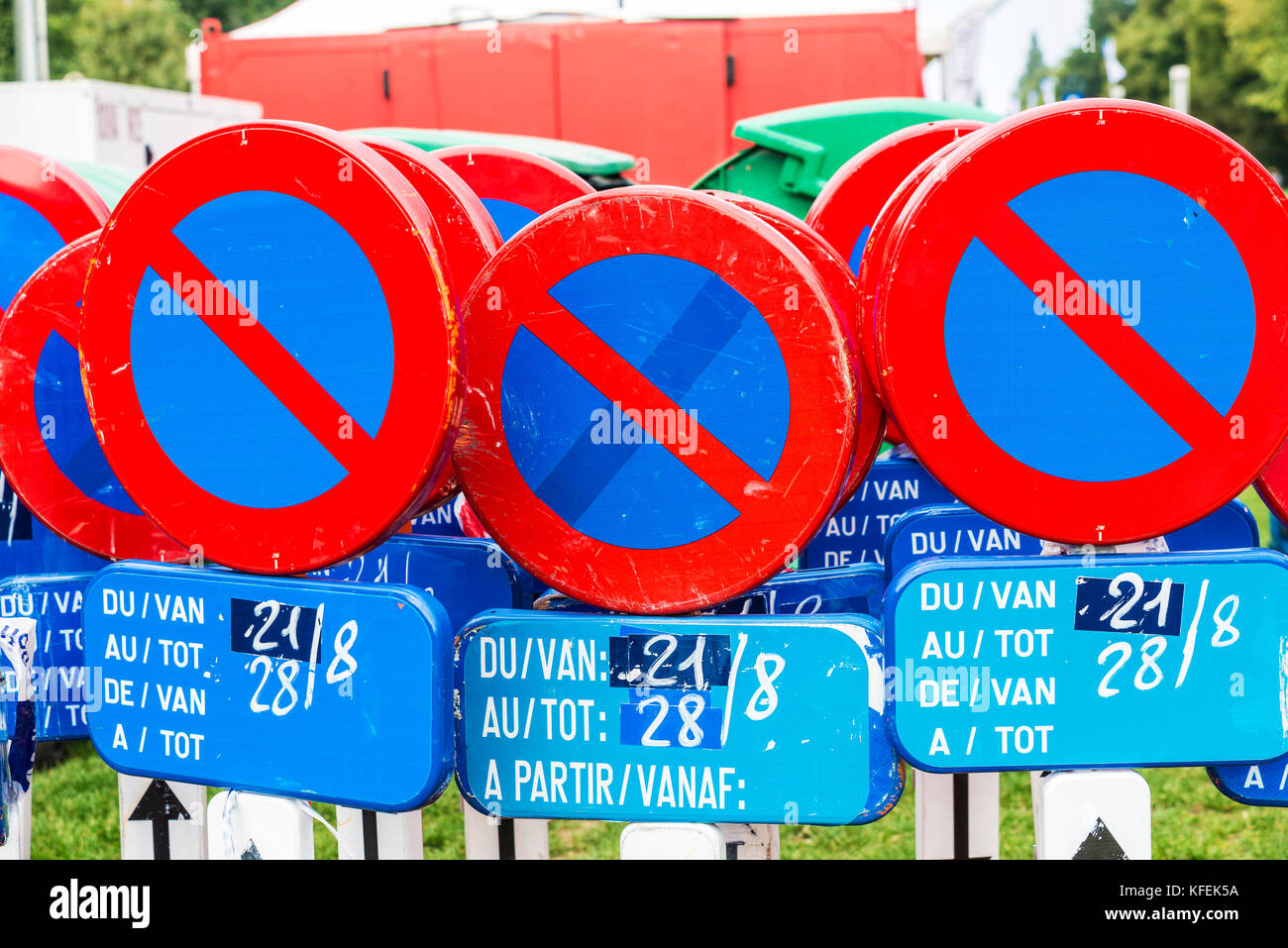 Tas de panneaux de circulation interdisant le stationnement à Bruxelles, Belgique Banque D'Images