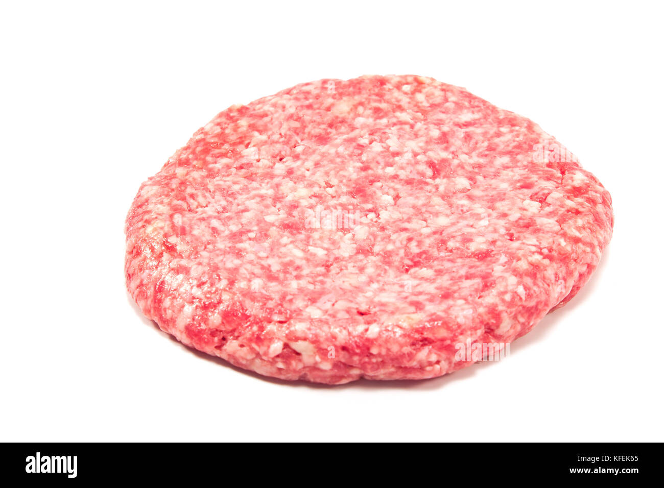 Hamburger cru isolé sur fond blanc Banque D'Images
