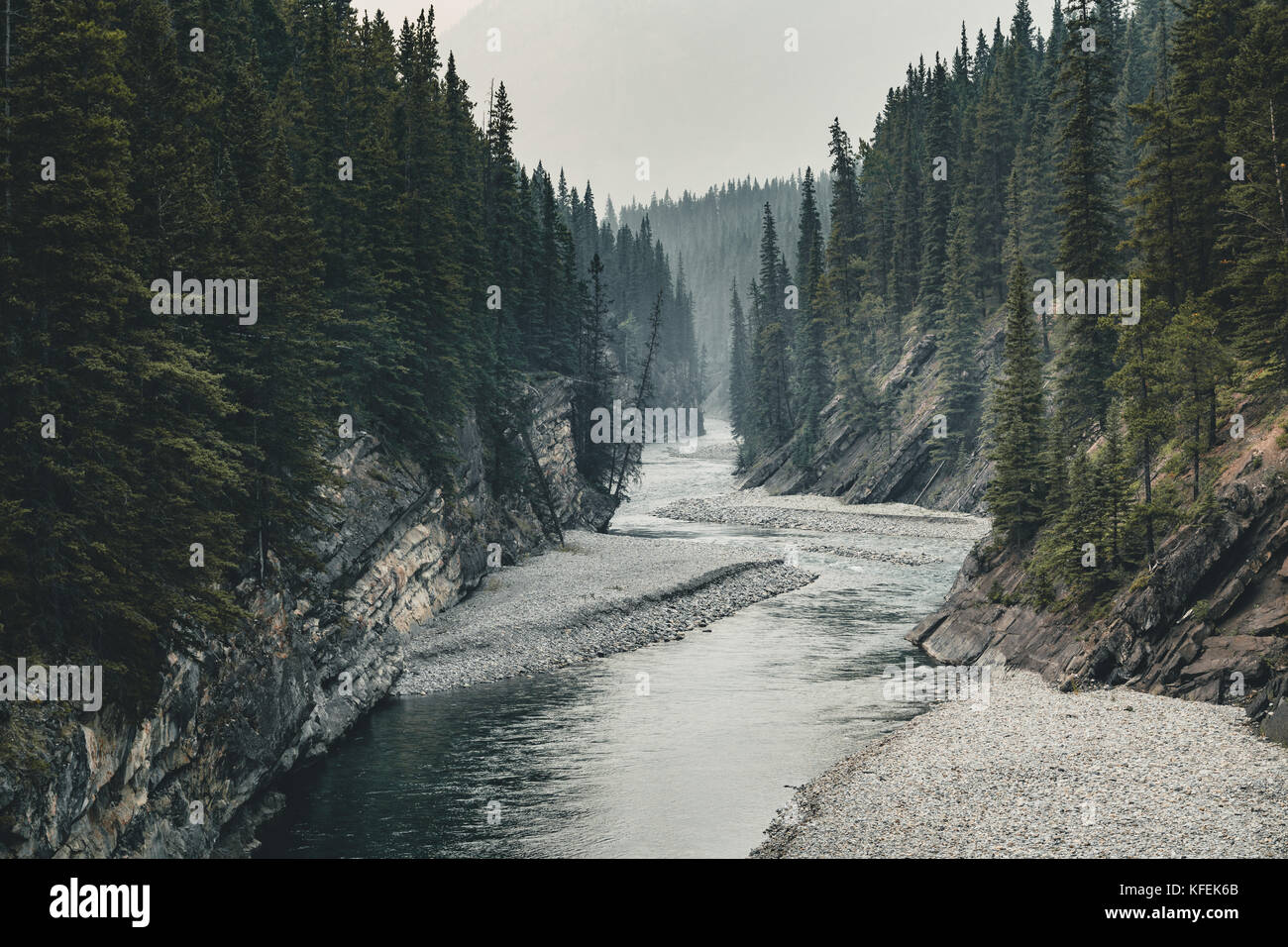 Le lac Minnewanka, dans le parc national Banff, Alberta, Canada Banque D'Images