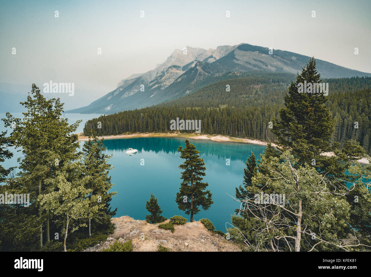 Le lac Minnewanka, dans le parc national Banff, Alberta, Canada Banque D'Images