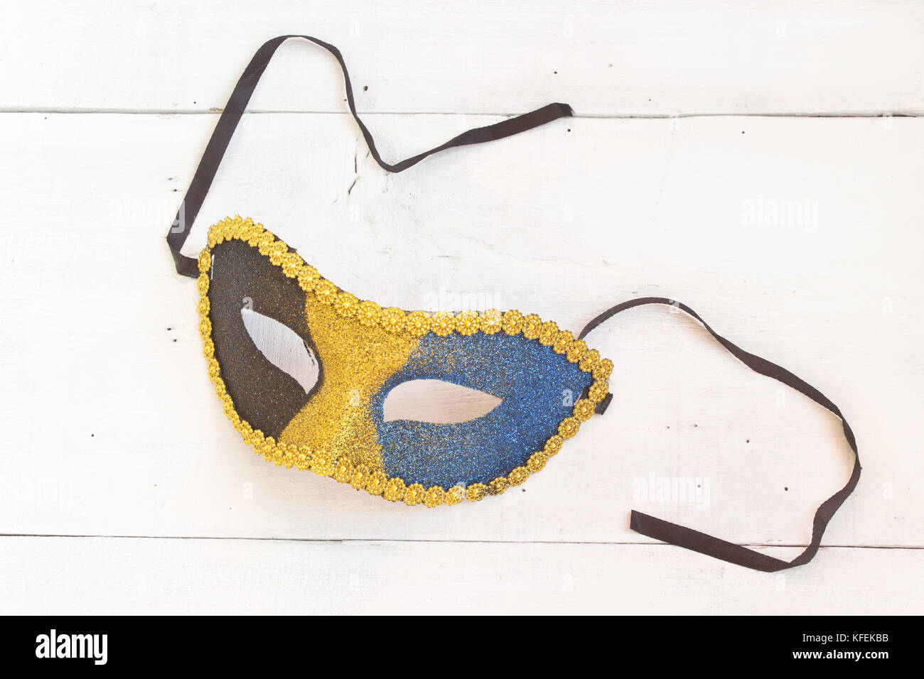Masque de carnaval sur fond de bois blanc Banque D'Images