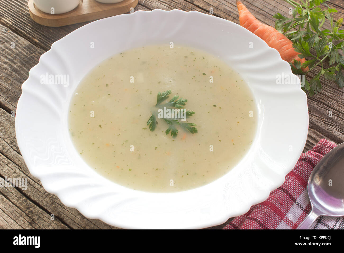 Soupe de poulet à la crème de champignons dans la plaque sur la table Banque D'Images