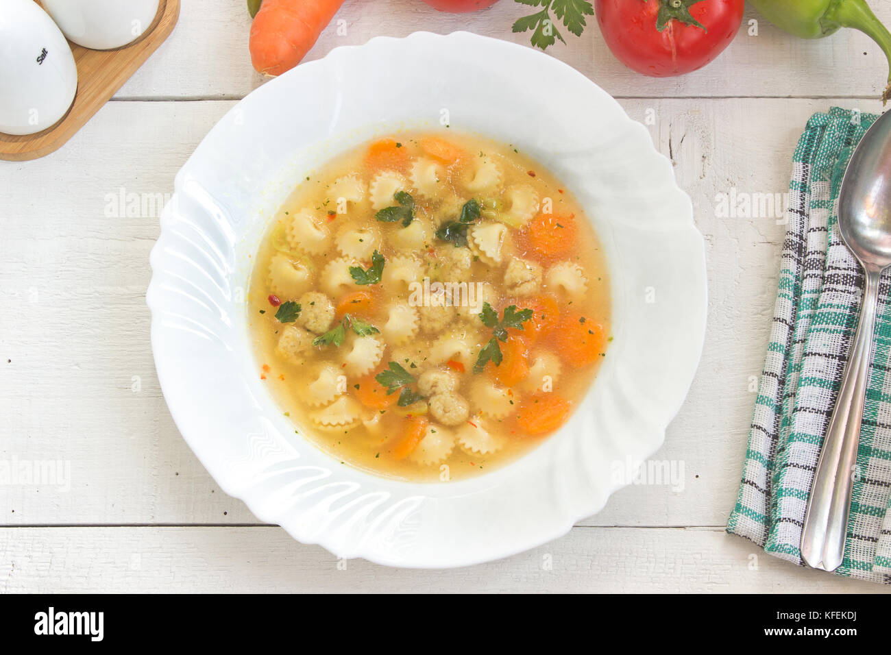 Soupe avec des boulettes de viande et les pâtes dans l'assiette Banque D'Images