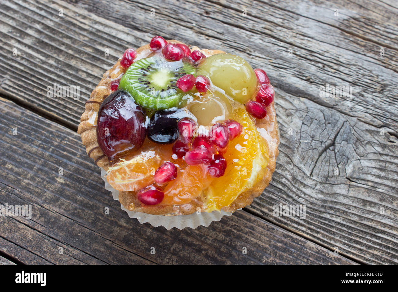 Tarte aux fruits tarte aux pommes sur fond de bois Banque D'Images