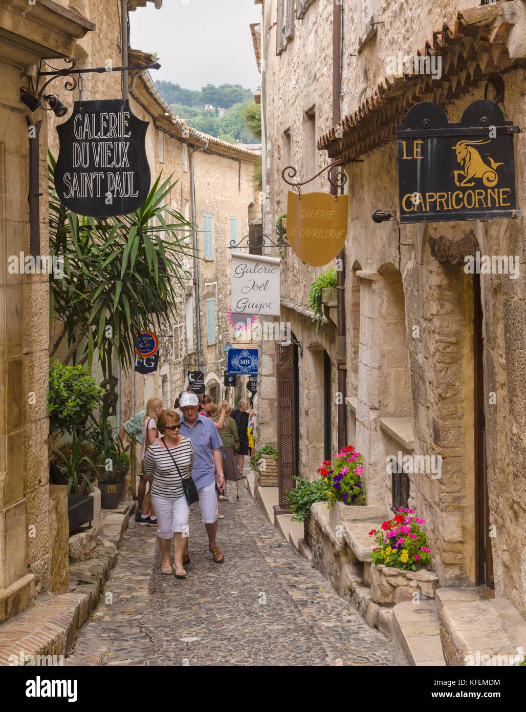 St-paul-de-Vence et St Paul, Provence-alpes-côte d'azur, Provence, France. visiteurs déambulant dans une rue étroite de la vieille ville. Banque D'Images