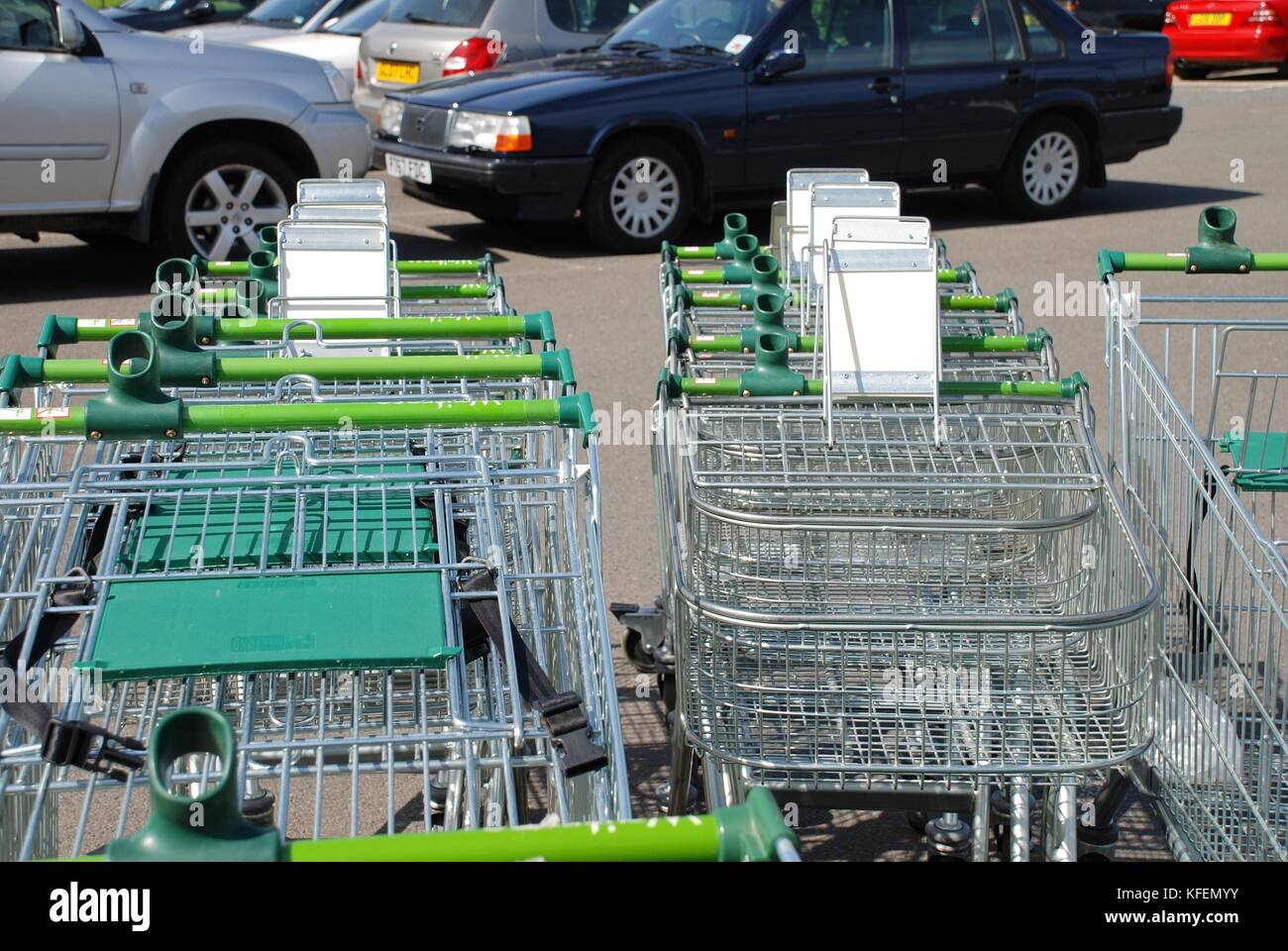 Chariots à l'extérieur d'une succursale de la chaîne de supermarchés waitrose à tenterden dans le Kent, Angleterre, le 27 juin 2008. Banque D'Images