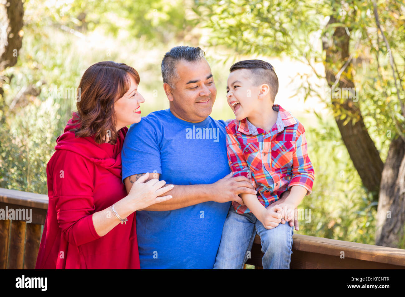 Mixed Race woman et hispanic family au parc. Banque D'Images