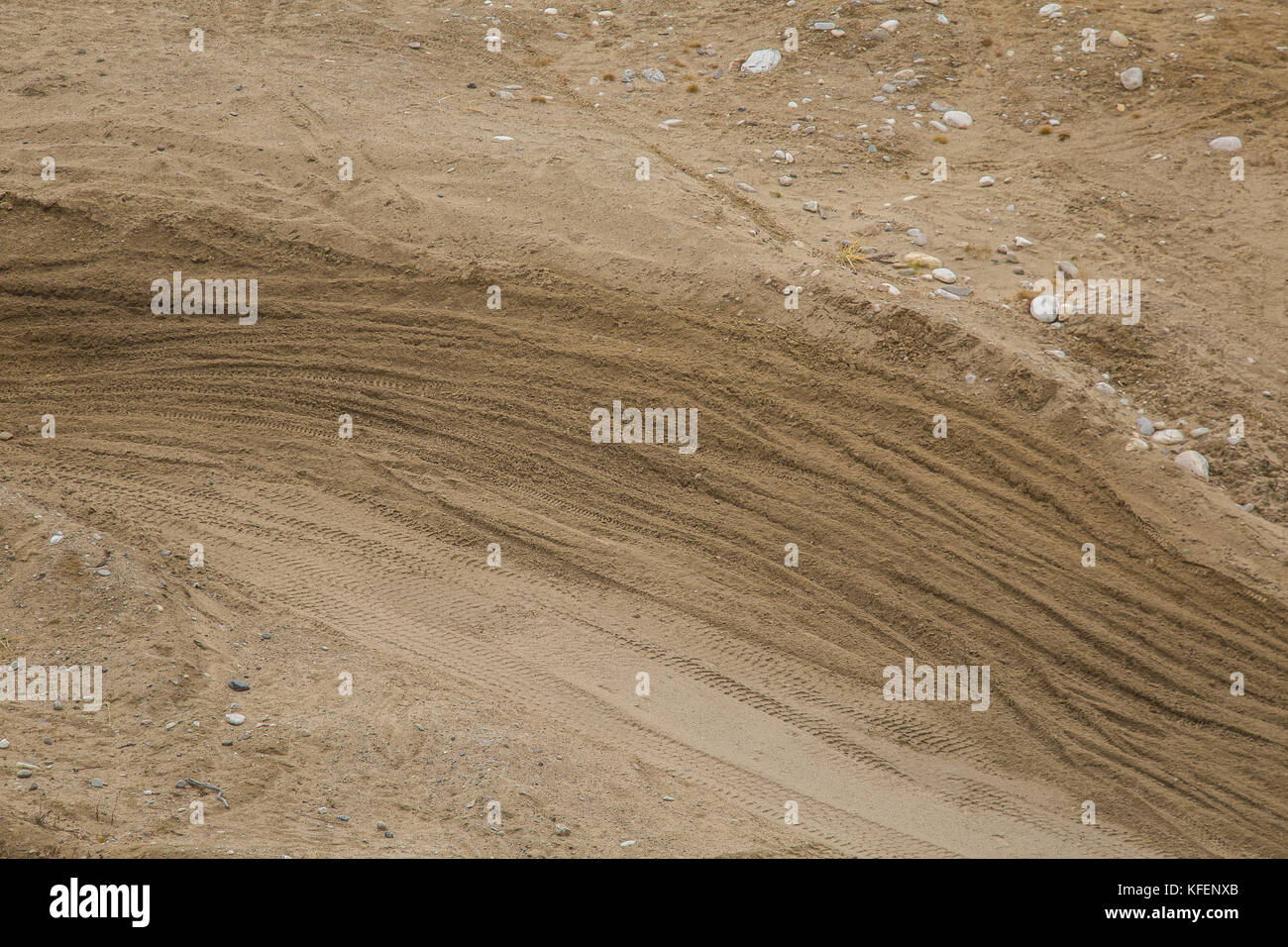 Pistes de moto dans le sable. Le sport pour la formation des sentiers en norvégien dune de sable. Banque D'Images