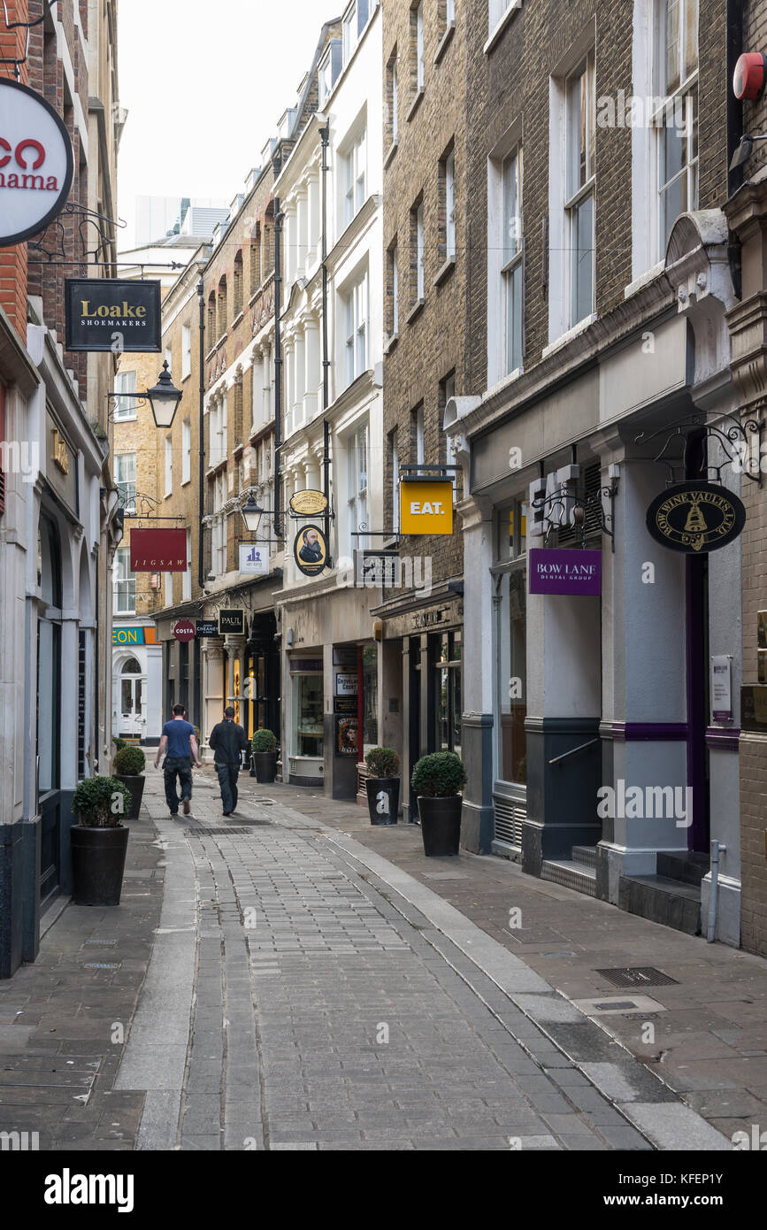 Vue le long bow Lane direction Watling Street, City of London, England, UK. Banque D'Images