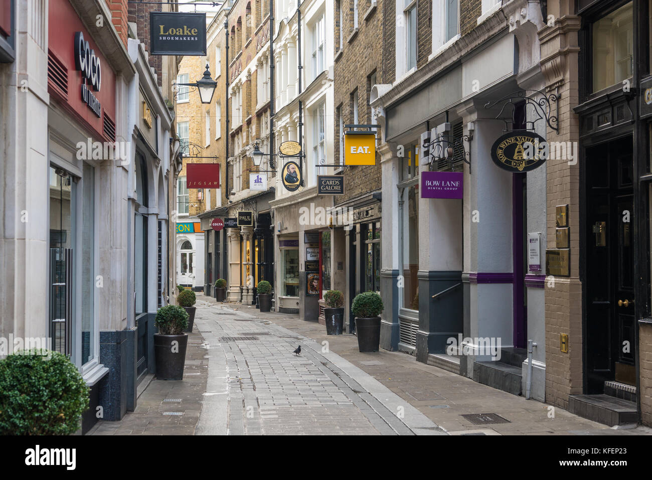 Vue le long bow Lane direction Watling Street, City of London, England, UK. Banque D'Images