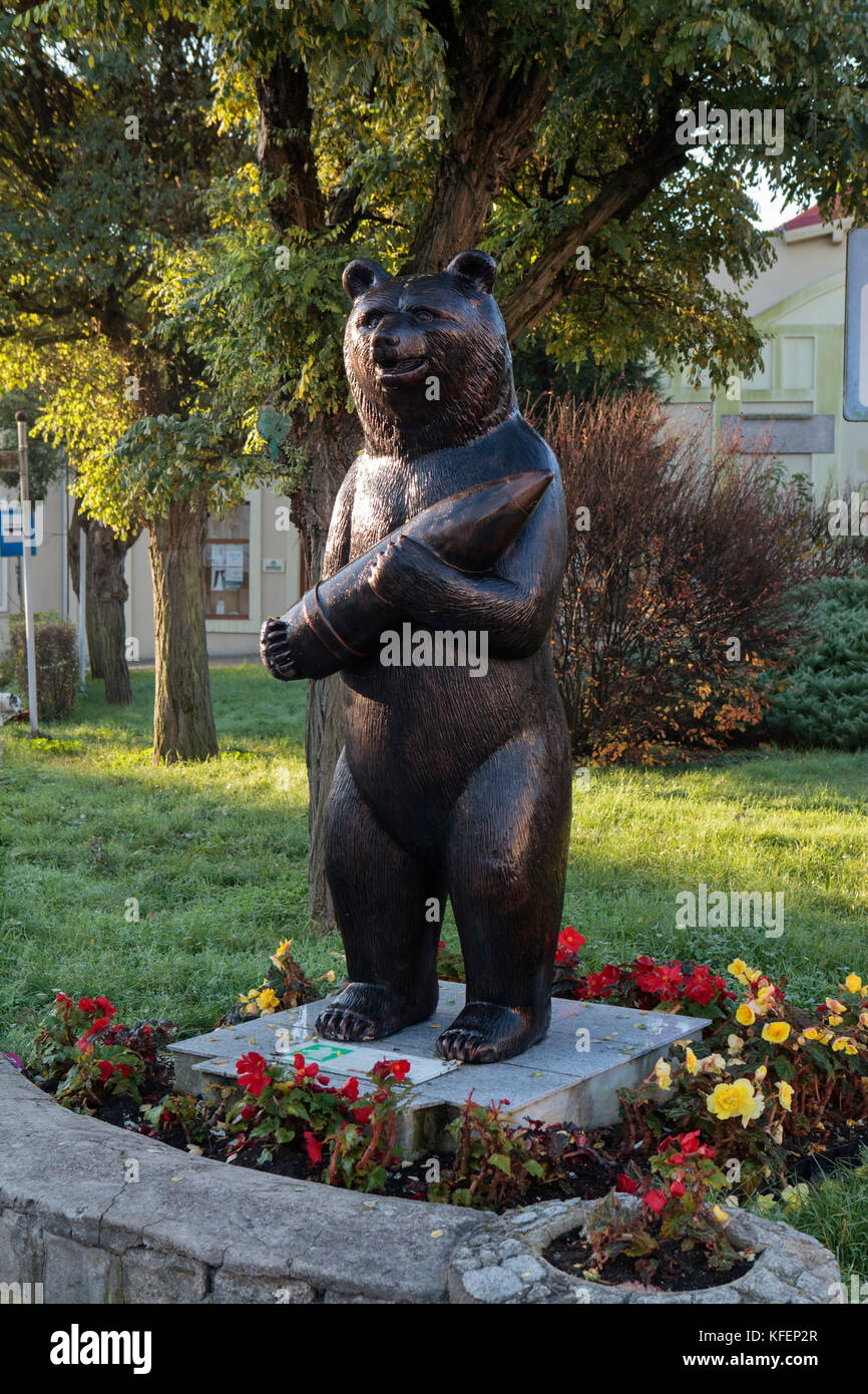 Zagan, Pologne - statue de Wojtek, soldat bear, qui a été adopté par les troupes polonaises et les a aidé à transporter des munitions pendant la seconde guerre mondiale Banque D'Images