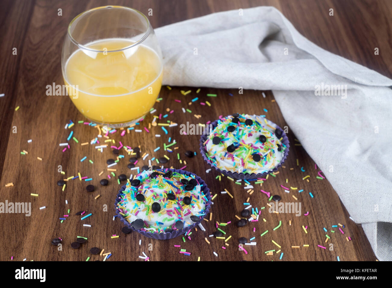 Couleur Chocolat tasses de gâteau avec verre Banque D'Images