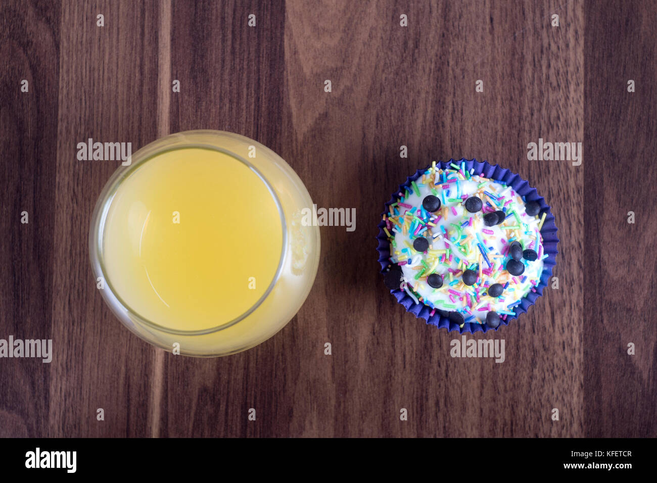 Couleur Chocolat tasses de gâteau avec verre Banque D'Images