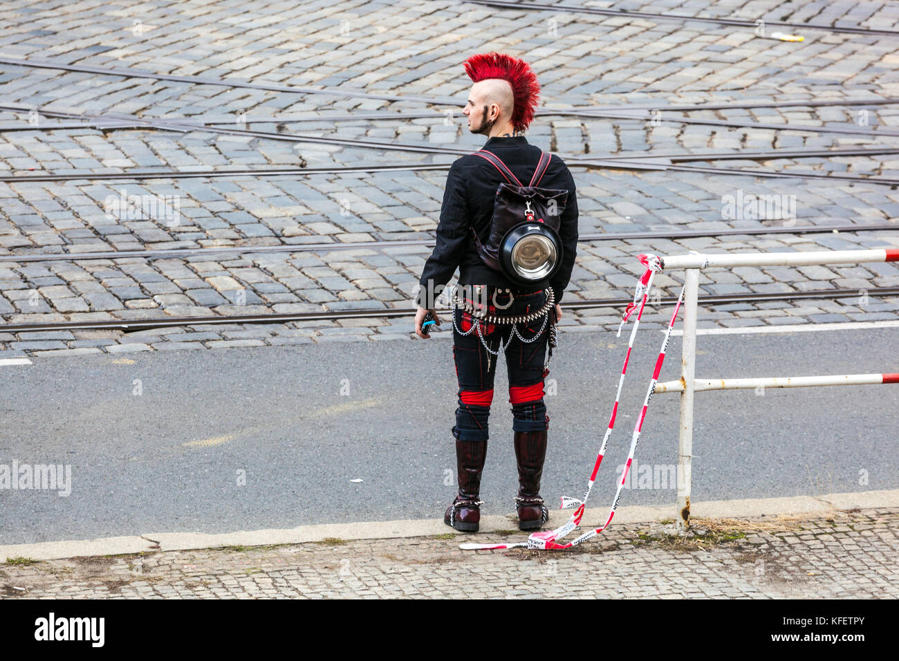 Jeune rocker punk, punker dans une rue vide, Prague, République tchèque homme punk mode coiffure mohawk Banque D'Images