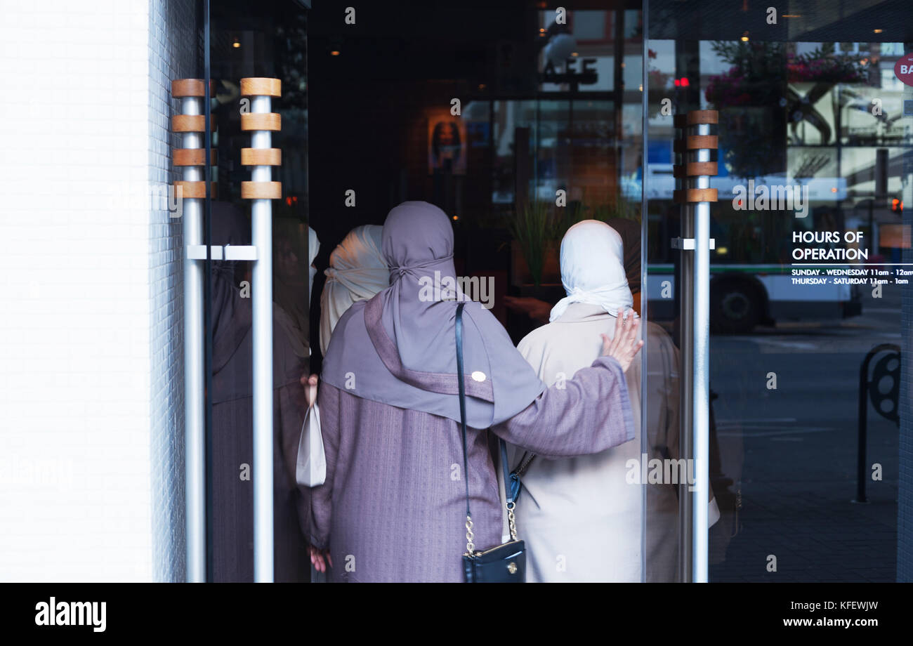 Les femmes musulmanes entrant dans un restaurant, Victoria BC Canada Banque D'Images