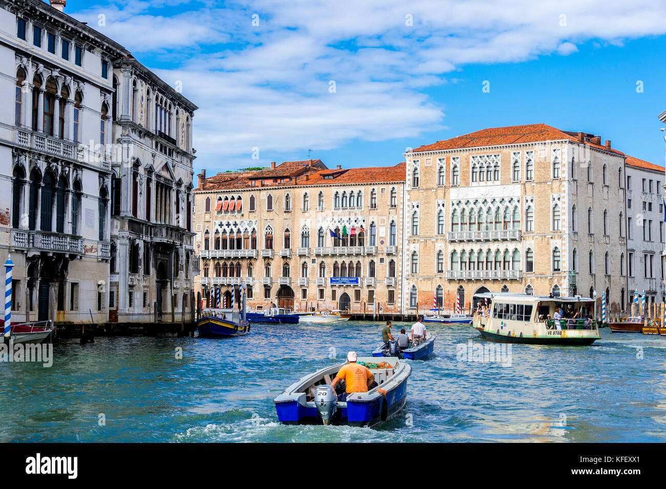 Le Grand Canal très animé de Venise, Italie. Banque D'Images