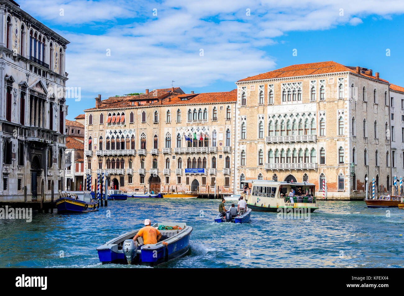 Un vaporetto sur le Grand Canal à Venise, Italie Banque D'Images